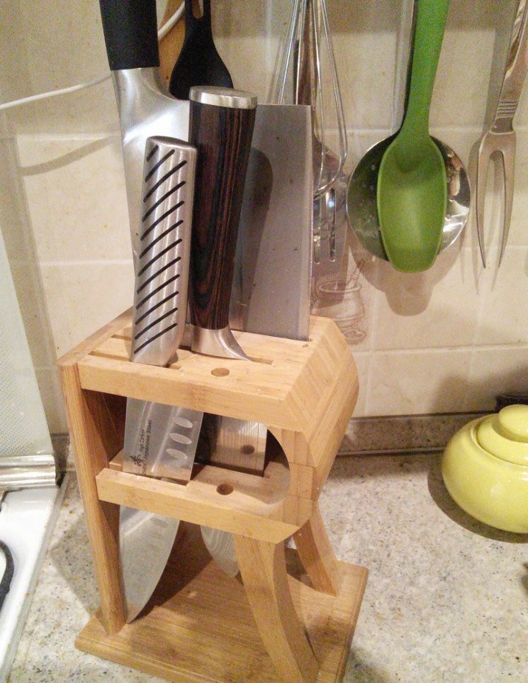 1. Старая подставка для кухонных ножей