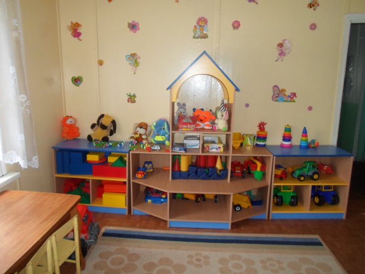 Детский уголок с кроватью и столом в комнате — как оформить
